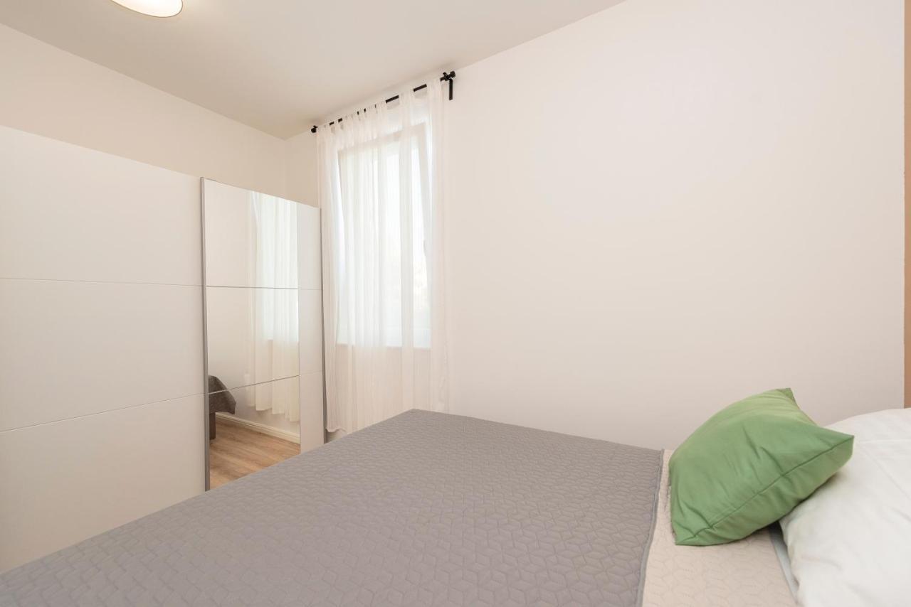 Villa Eni Apartments 1 Мандре Экстерьер фото