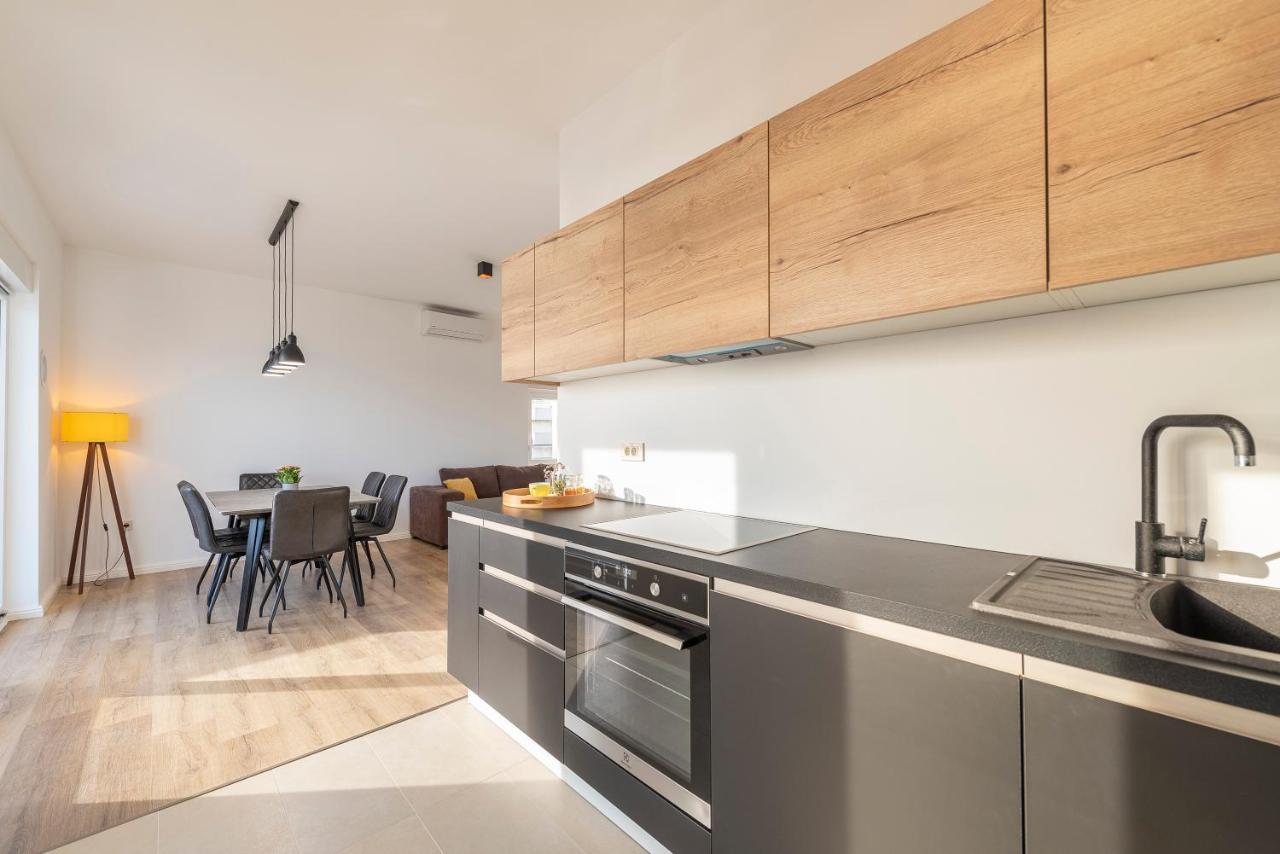 Villa Eni Apartments 1 Мандре Экстерьер фото